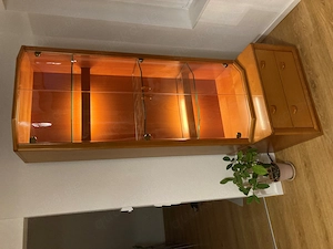 Beleuchtete Vitrine mit Schubkästen