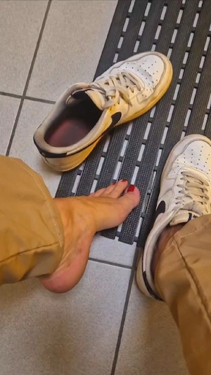 Fußfetisch..wer will meine M Füße verwöhnen riechen