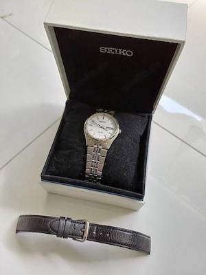 Silberfarbene Herrenarmbanduhr aus Edelstahl der Marke Seiko mit Solarbetrieb und Wasserdicht,