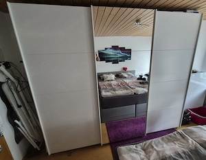 Schwebetürenschrank mit Spiegel