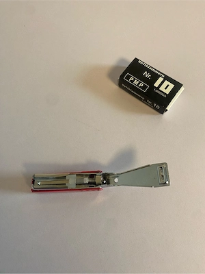 Minitacker mit Klammern, unbenutzt