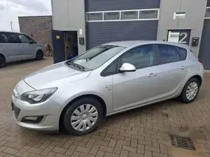 Opel Astra J Lim. 5-trg. Act.Top mit Fahrradträger