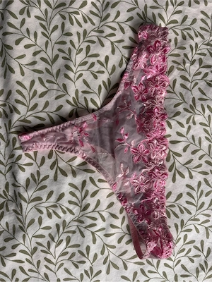 Rosa Spitzenslip 