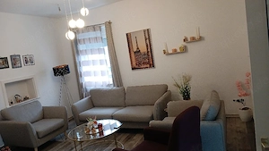 Schrank und Sofas und Bett und TV-Tisch Bild 2