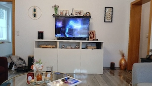 Schrank und Sofas und Bett und TV-Tisch Bild 4