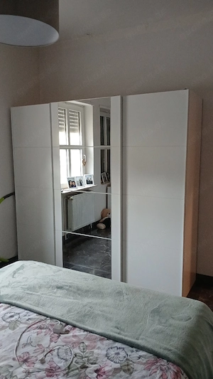 Schrank und Sofas und Bett und TV-Tisch Bild 5