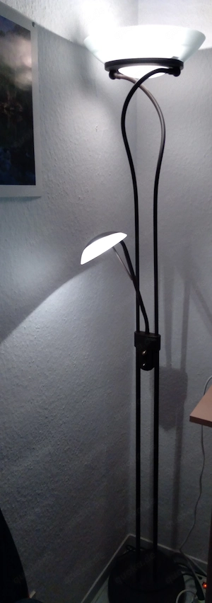 Moderne Stehlampe mit Deckenfluter und Leselampe