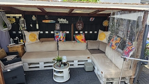 Lounge mit Polster aus Europaletten 