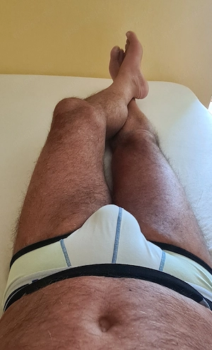 Suche netten Hetero- oder Bi-Freund der gerne wie ich massiert und gerne gepflegte Füsse leckt Bild 2