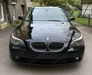 BMW 525 BMW E 60 525D PANO, 8-fach bereift