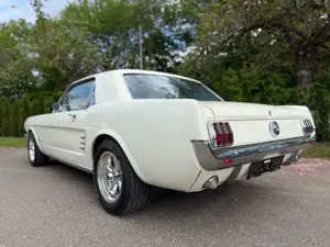 Ford Mustang V8 aus 1966 mit Servolenkung/Klimaanlage Bild 5