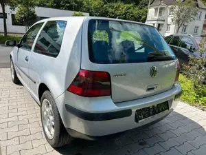 Volkswagen Golf 1.6, Alufelgen, TÜV 06.2026 Bild 3