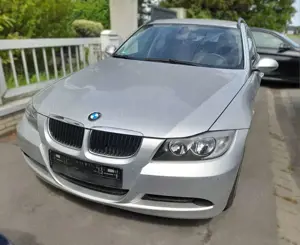 BMW 318 318i Touring Aut. *GEPFLEGT* Bild 2