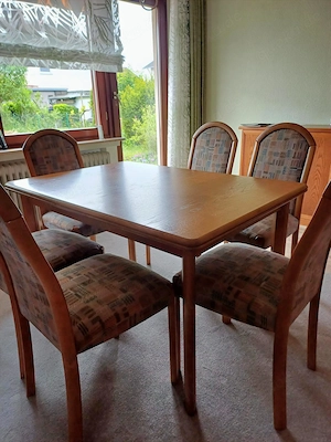 Esszimmergruppe aus Holz - Tisch und 6 Stühle