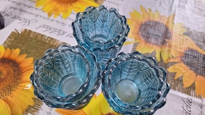 3er Set Vintage Teelichthalter   Windlichter aus blauem Pressglas (Blütenform)