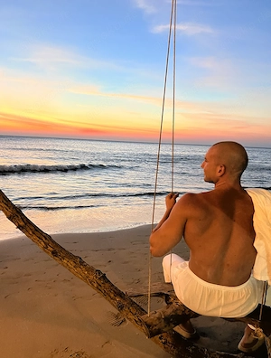 Reisender Yoga & Fitness Trainer   offen für gute Begegnungen