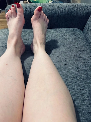 Heute erwartet dich 15 geile Fußbilder und ein Footjob Video 