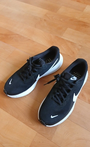 Nike Revolution 8