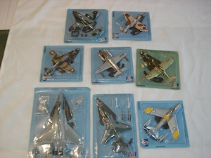 8 alte Militär Metall Flugzeug Modelle 1:100 neuwertig OVP