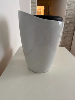  2 moderne Hocker 