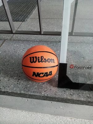 Verkaufe Basketball Korb mit Ball Bild 2
