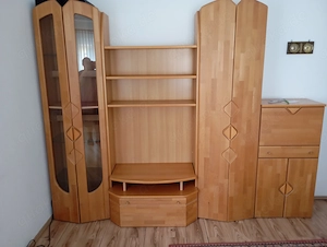 Wohnwand mit beleuchteter Vitrine 