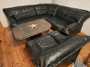 Kunstledercouch + Tisch in TOP Zustand