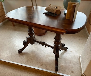 schön geschwungener Tisch mit Furniertischplatte