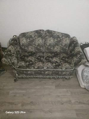 Elegantes grünes Sofa mit floralem Design