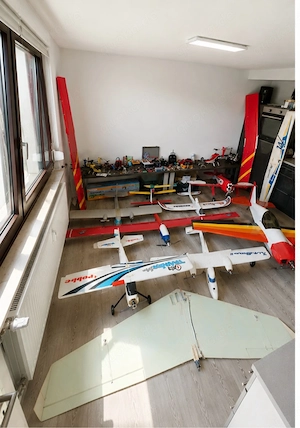 RC Modellbau Sammlung Modellflugzeuge Helikopter Zubehör Konvolut Bild 2