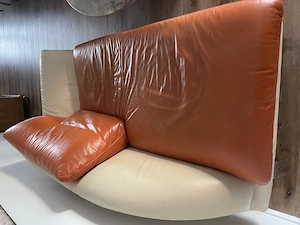Zweifarbige Leder Recamiere und Leder Sessel mit Gebrauchsspuren abzugeben