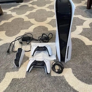 PLAYSTATION 5 avec deux manettes  Bild 5
