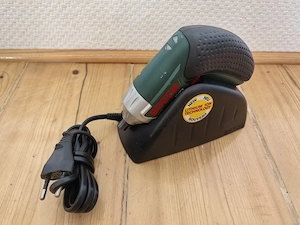 Bosch IXO 0603949820 Li-Ion Akku Schrauber mit Ladegerät