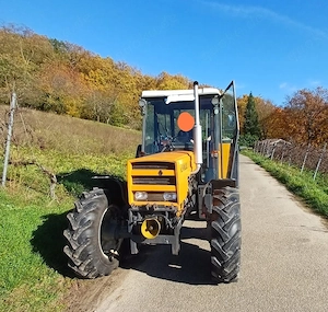 Renault Allrad Traktor  651-4