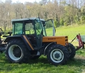 Renault Allrad Traktor  651-4