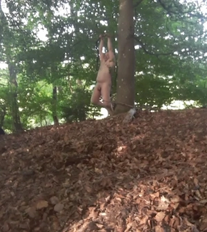 Nackt trainieren im Wald