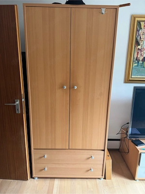 Edler neuwertiger Schrank und passende Kommode