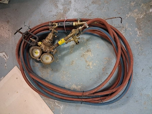 1 Armaturen Acetylen und Sauerstoff Brennerschlauch und Flaschen 10 Ltr.