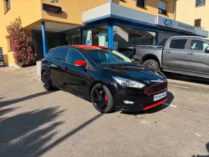 Ford Focus 1,5 EcoBoost Red  Black ST-Line