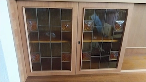 2 Bleiglas-Fenster 36,5x58cm  kl. Türen 45x67 mit Bleiglasfenster Bleiverglasung Schlüssel