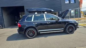 Porsche Cayenne Turbo mit Original Porsche Dachboxsystem