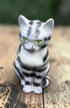 Keramische Firstkatze naturgetreu glasiert | Handgefertigter Firstschmuck