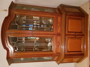 Antik Vitrine Nussbaum zu verkaufen.