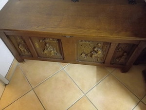 geschnitzte Truhe