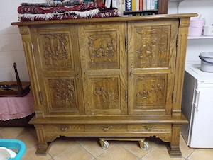 geschnizter Schrank