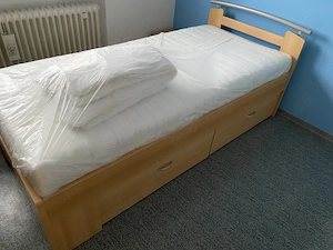 Jugenbett mit Matratze zu verkaufen