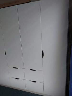 riesige Kleiderschrank 