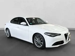 Alfa Romeo Giulia Super  *Xenon*Keyless*SHZ*PDC*Temp*2.Hand