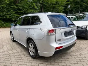 Mitsubishi Outlander ClearTec Instyle 4WD XEN LEDER NAVI Bild 2