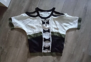 Besondere, extravagante Bluse   Tunika in elfenbeinfarben, schwarz und oliv.